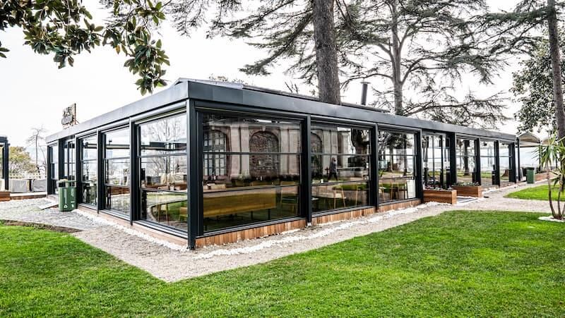 Giyotin Cam ve Pergola Sistemleri: Fonksiyonellik ve Estetik Bir Arada
